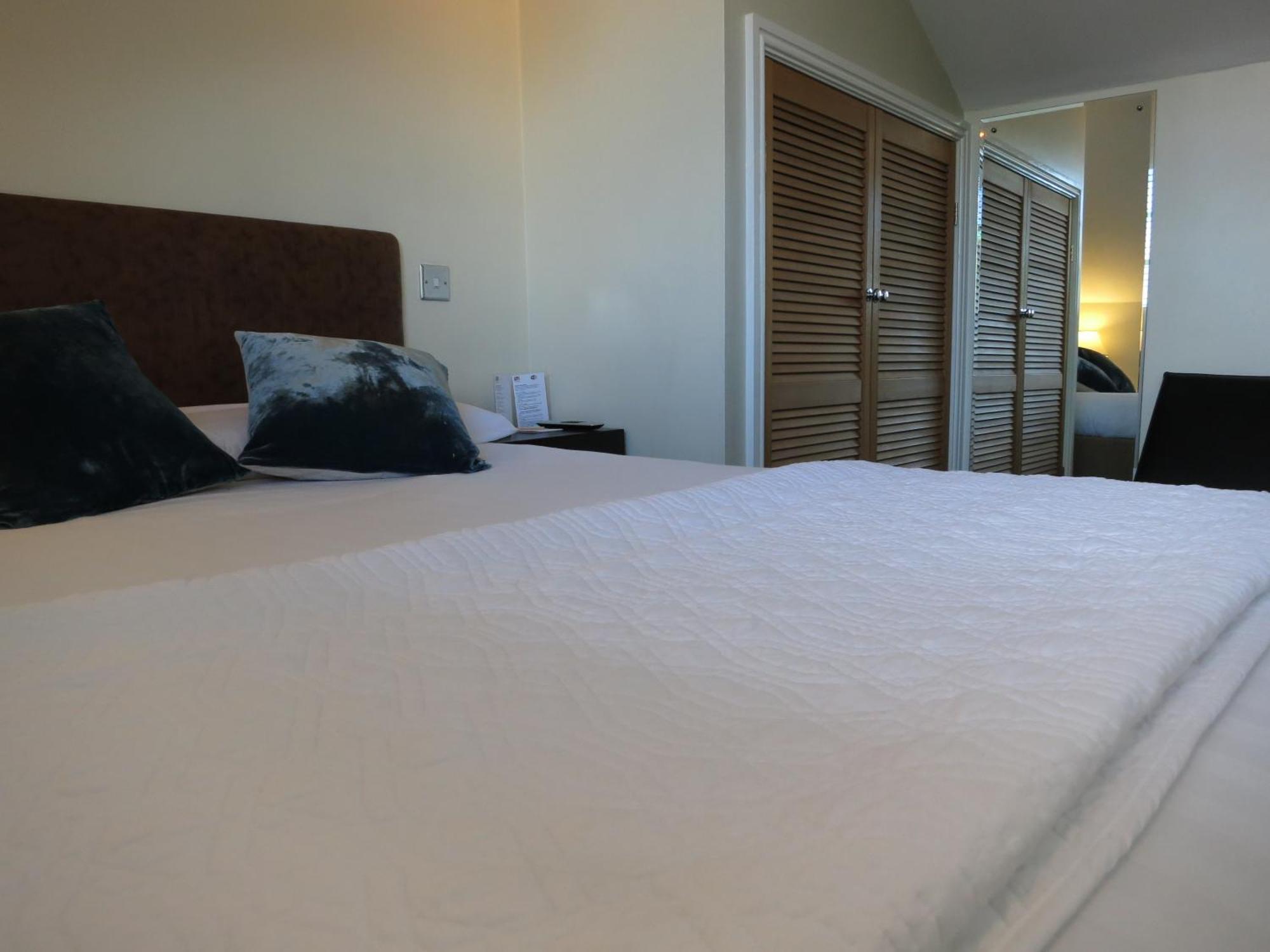 The Studley Hotel Harrogate Room photo